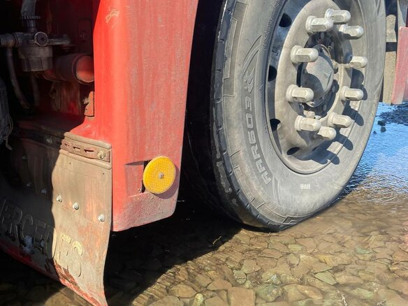 2000 Mercedes-Benz Actros, красный, 2000000 рублей - вид 9