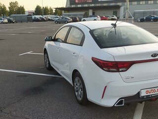2021 Kia Rio IV Рестайлинг, белый, 1230000 рублей, вид 5