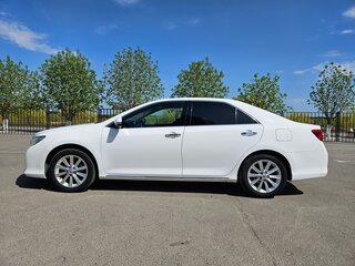 2013 Toyota Camry VII (XV50), белый, 1770000 рублей, вид 3
