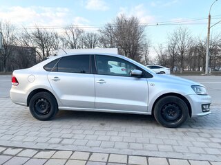2015 Volkswagen Polo V Рестайлинг, серебристый, 1100000 рублей, вид 3