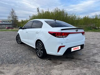 2019 Kia Rio IV, белый, 1230000 рублей, вид 4