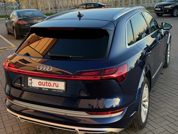 2022 Audi e-tron S, синий, 4146120 рублей - вид 4