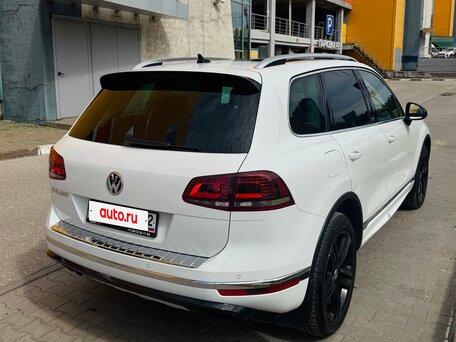 2017 Volkswagen Touareg II Рестайлинг, белый, 3100000 рублей, вид 4