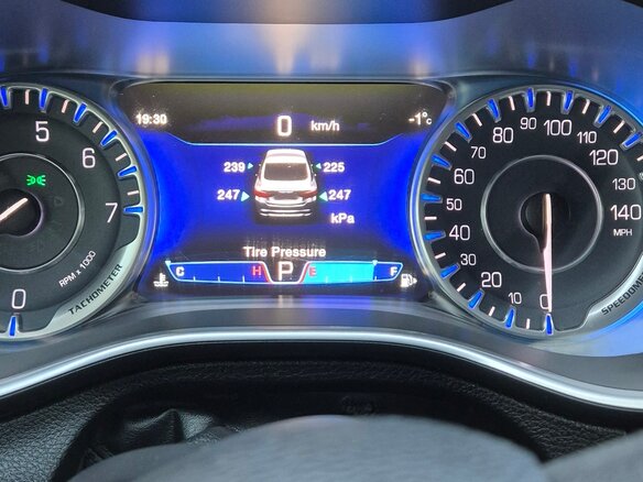 2014 Chrysler 200 II, серый, 1200000 рублей - вид 10