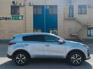 2020 Kia Sportage IV Рестайлинг, серебристый, 2850000 рублей, вид 4