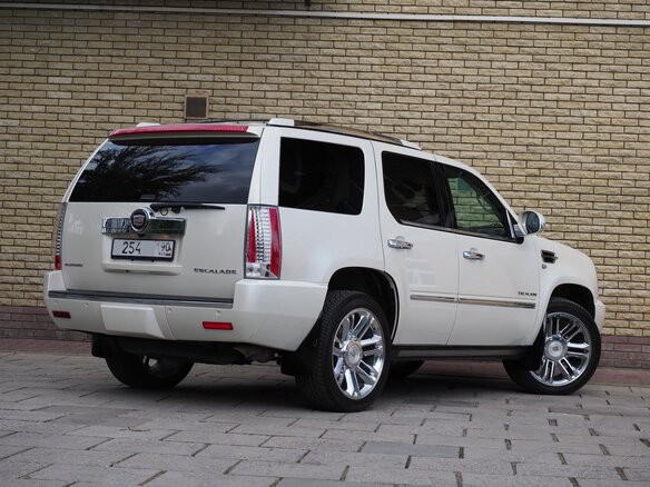 2010 Cadillac Escalade III, белый - вид 2