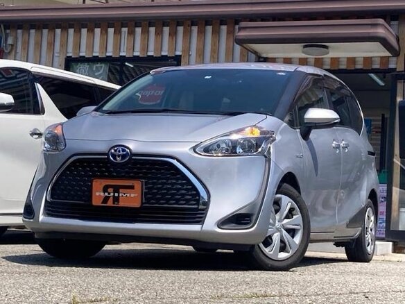 2019 Toyota Sienta II Рестайлинг, серебристый, 1140000 рублей - вид 1