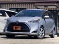 2019 Toyota Sienta II Рестайлинг, серебристый, 1140000 рублей - вид 1