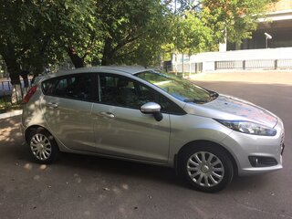 2015 Ford Fiesta Mk6 Рестайлинг, серебристый, 750000 рублей, вид 3