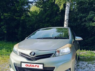 2011 Toyota Vitz III (XP130), серебристый, 777000 рублей, вид 3
