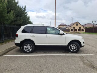 2008 Volkswagen Touareg I Рестайлинг, белый, 1550000 рублей, вид 3