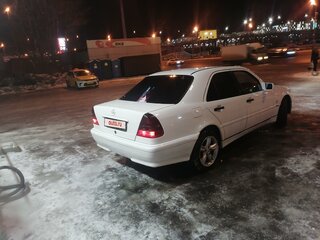 1997 Mercedes-Benz C-Класс 250 I (W202) Рестайлинг, белый, 350000 рублей, вид 3