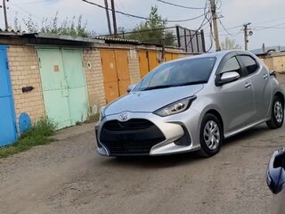 2020 Toyota Yaris IV, серый, 1400000 рублей, вид 3