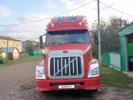 2003 Volvo VNL, красный, 1550000 рублей, вид 2