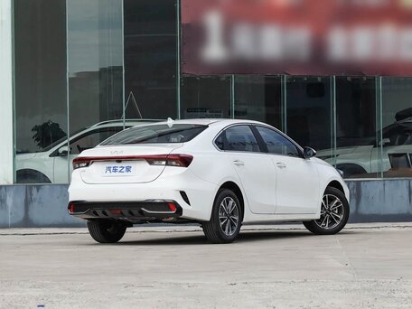2026 Kia K3 II (China Market) Рестайлинг, белый, 2000000 рублей, вид 4