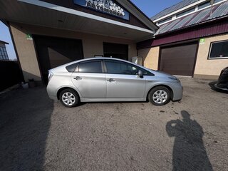 2011 Toyota Prius III Рестайлинг (XW30), серебристый, 1370000 рублей, вид 3