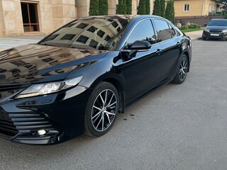 2021 Toyota Camry VIII (XV70) Рестайлинг, чёрный, 3000000 рублей, вид 4