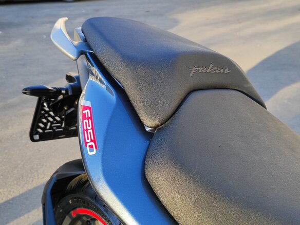 2022 Bajaj Pulsar N250, чёрный - вид 27