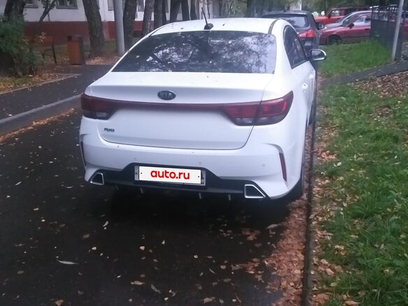 2021 Kia Rio IV Рестайлинг, белый, 1150000 рублей - вид 2