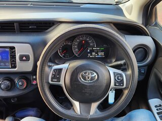 2014 Toyota Vitz III (XP130) Рестайлинг, белый, 790000 рублей, вид 5