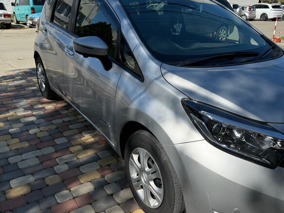 2018 Nissan Note e-Power II Рестайлинг, серебристый, 1250000 рублей - вид 4