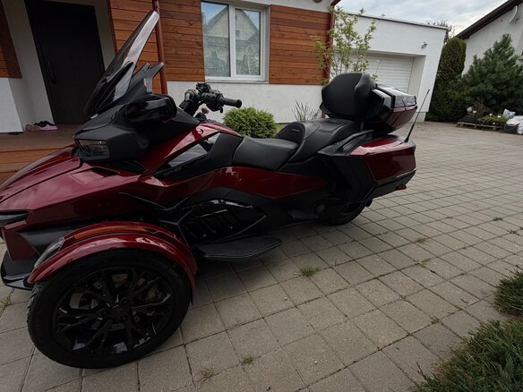 2023 BRP Can-Am Spyder, красный, 2030000 рублей - вид 2