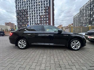 2020 Skoda Superb III Рестайлинг, чёрный, 2400000 рублей, вид 1
