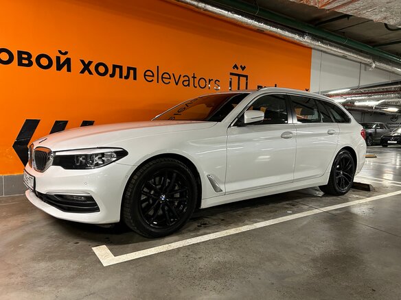 2019 BMW 5 серии 530i xDrive VII (G30/G31/G38), белый, 3750000 рублей - вид 3