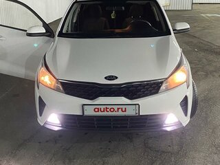 2021 Kia Rio IV Рестайлинг, белый, 1600000 рублей, вид 2