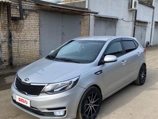 2016 Kia Rio III Рестайлинг, серебристый, 970000 рублей, вид 1
