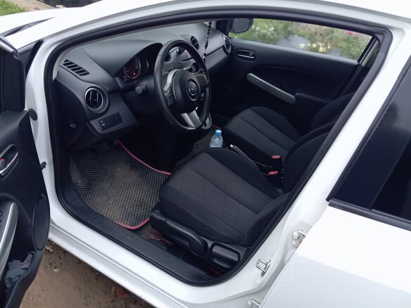 2012 Mazda 2 II Рестайлинг (DE2), белый, 750000 рублей - вид 5