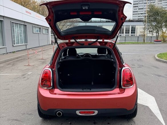 2020 Mini Hatch Cooper III (F55/F56) Рестайлинг, красный, 2300000 рублей - вид 3