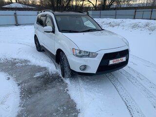 2011 Mitsubishi Outlander II Рестайлинг, белый, 1400000 рублей, вид 2