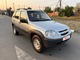 2015 Chevrolet Niva I Рестайлинг, серебристый, 620000 рублей, вид 3