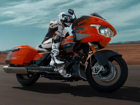 2025 Harley-Davidson CVO Road Glide RR, красный, 21000000 рублей, вид 2