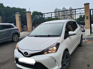 2015 Toyota Vitz III (XP130) Рестайлинг, белый, 700000 рублей, вид 2