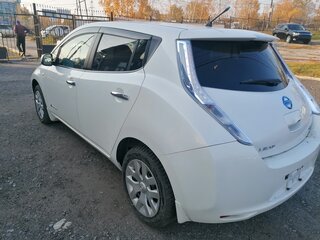 2013 Nissan Leaf I (ZE0/AZE0), белый, 615000 рублей, вид 4