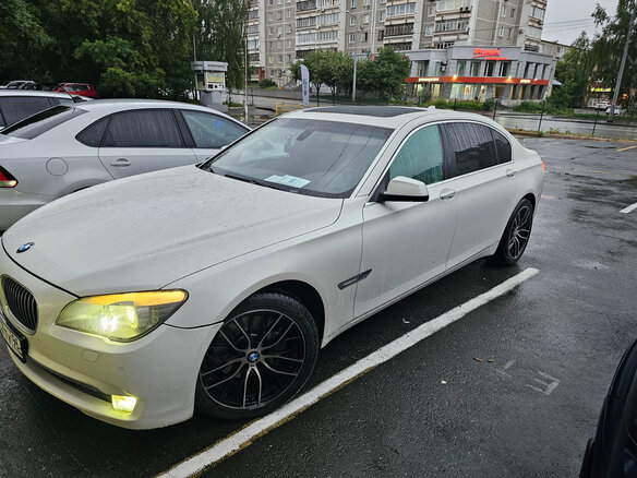 2009 BMW 7 серии Long 740Li V (F01/F02/F04), белый, 1500000 рублей