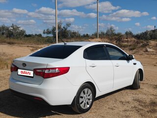 2013 Kia Rio 4-speed III, белый, 1050000 рублей, вид 4