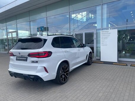 2022 BMW X5 M Competition III (F95), белый, 9420000 рублей, вид 2