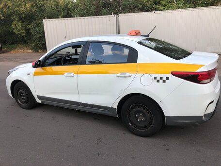 2019 Kia Rio IV, белый, 615000 рублей, вид 4