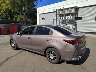 2020 Kia Rio IV Рестайлинг, коричневый, 850000 рублей, вид 3