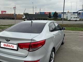 2015 Kia Rio III Рестайлинг, серебристый, 1100000 рублей, вид 4