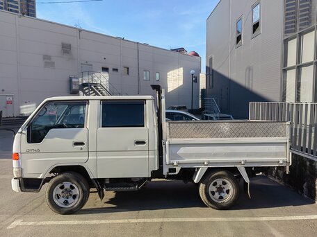 1989 Toyota Dyna, белый, 1900000 рублей, вид 3