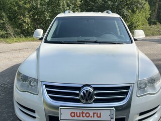 2010 Volkswagen Touareg I Рестайлинг, белый, 1690000 рублей, вид 2