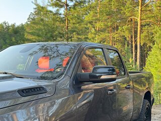 2021 Ram 1500 Quad Cab IV (DS/DJ), серый, 4800000 рублей, вид 3