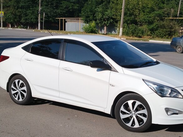 2014 Hyundai Solaris I Рестайлинг, белый, 1000000 рублей - вид 3