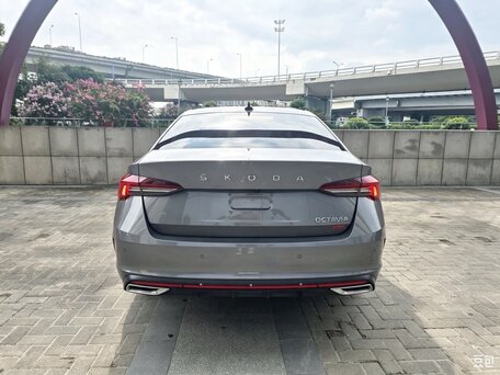 2022 Skoda Octavia IV (A8), серый, 2250000 рублей, вид 5