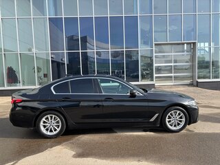 2021 BMW 5 серии 520i VII (G30/G31/G38) Рестайлинг, чёрный, 4250000 рублей, вид 3