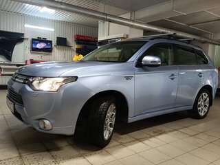 2014 Mitsubishi Outlander PHEV III, серебристый, 2120000 рублей, вид 3